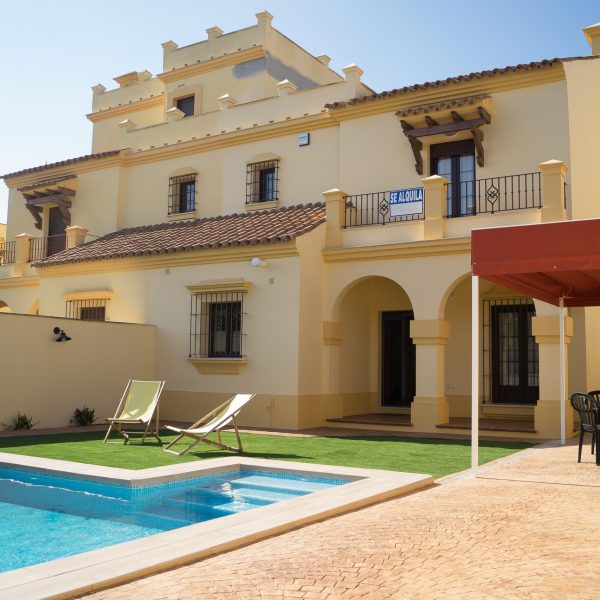 Casa de la Jara 10 - fachada exterior con piscina